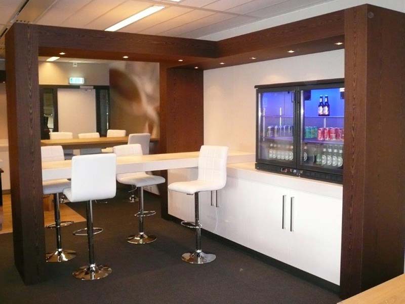 Moderne bar met verlichting