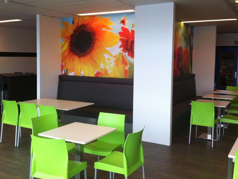 Kantine met zonnebloemen